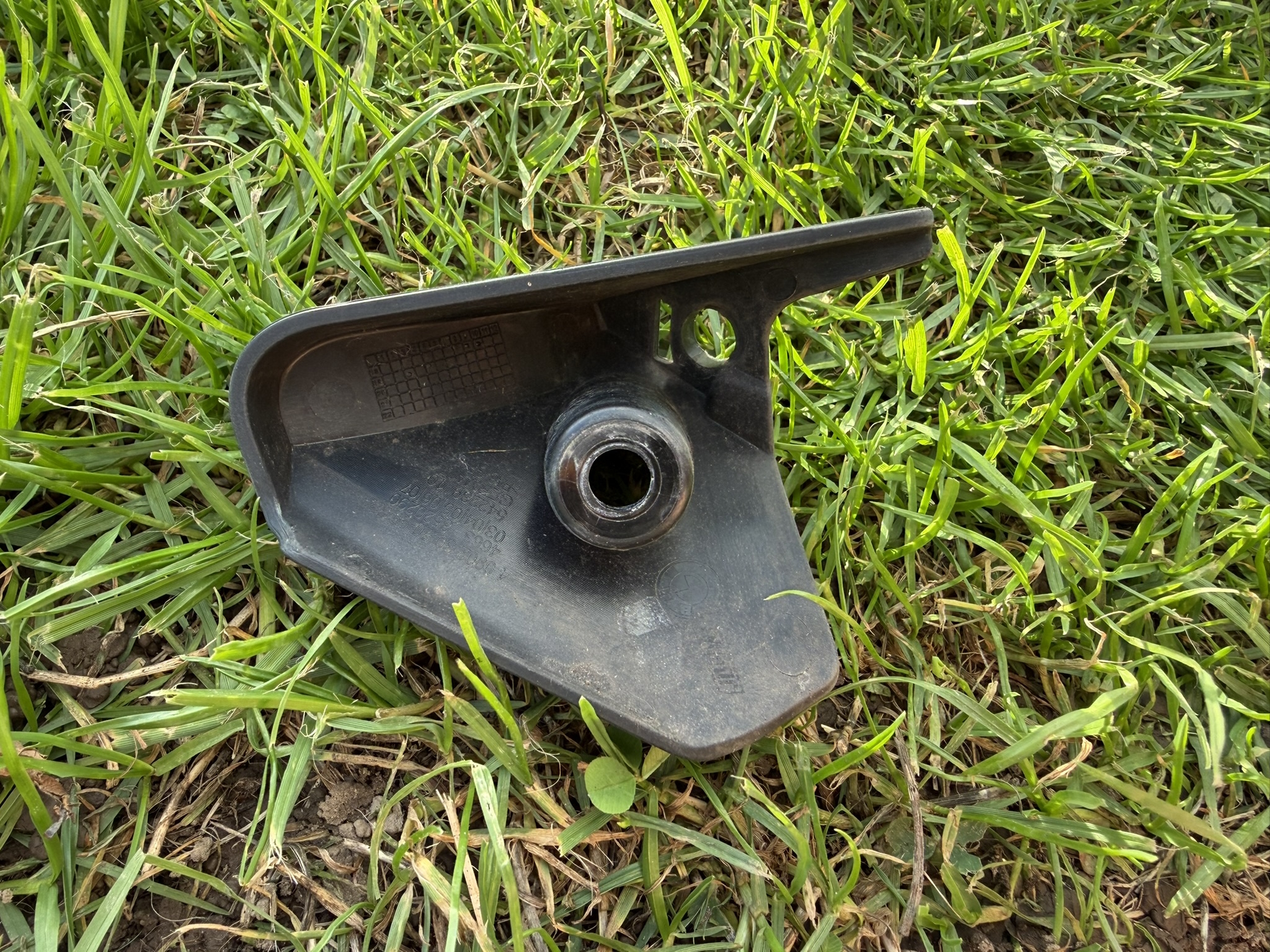 BMW R1250RT 2018-2025 Right Inner Front Fairing Winglet Bracket 46638520290 - Image 3